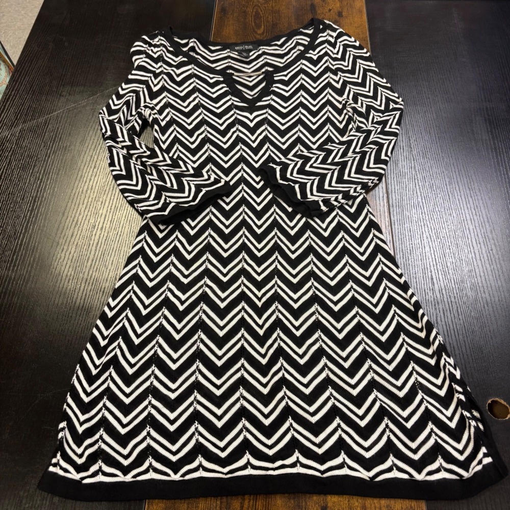 White House Black Market Chevron Knit SweaterDress BlackWhite V-Neck Metal Bar M
